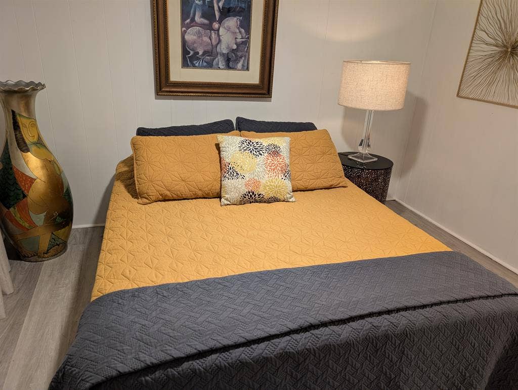 Private Bed Bath Den 45+comm LGBTQ