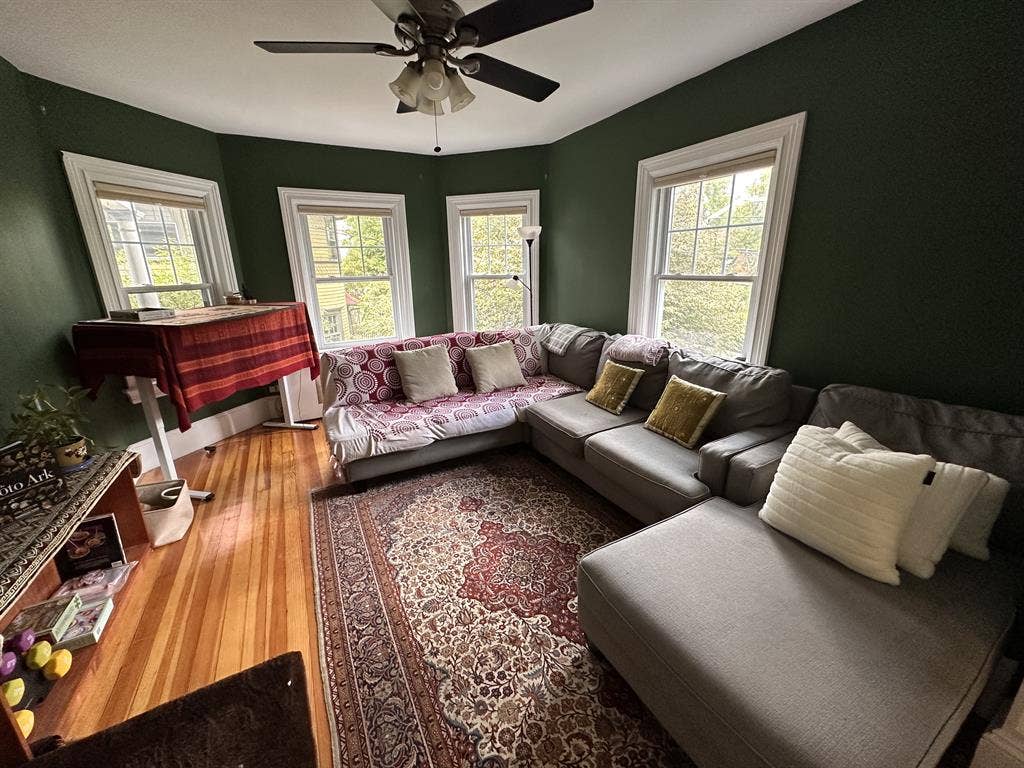 Large Sunlit Bedroom off Hope St
