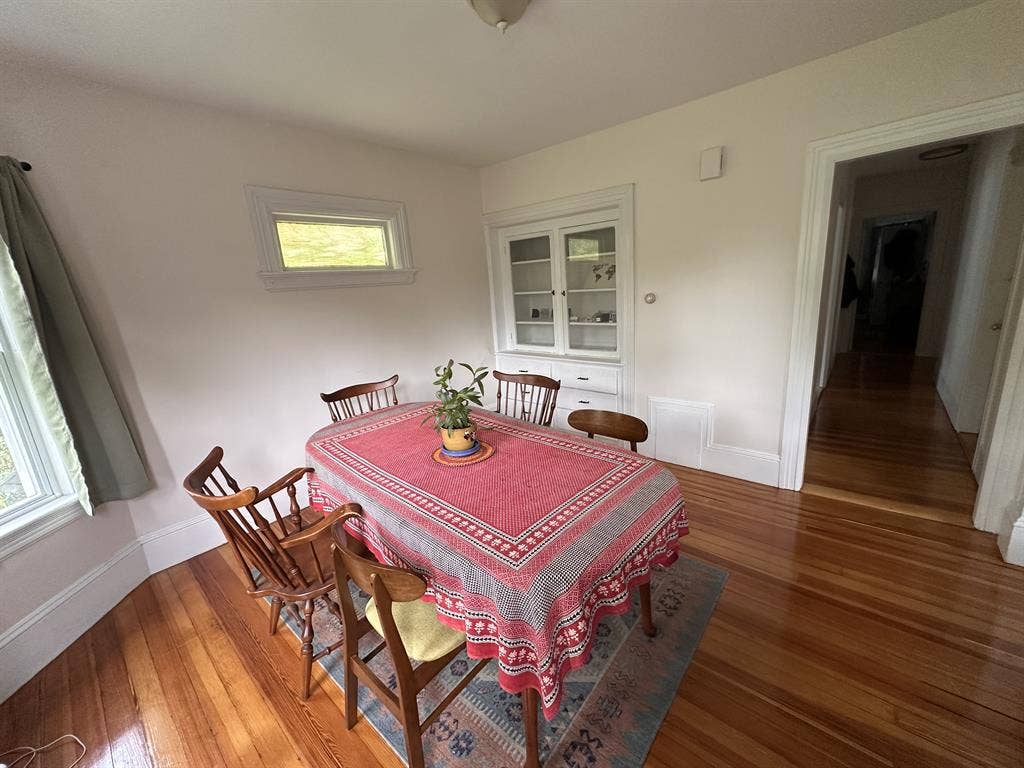 Large Sunlit Bedroom off Hope St