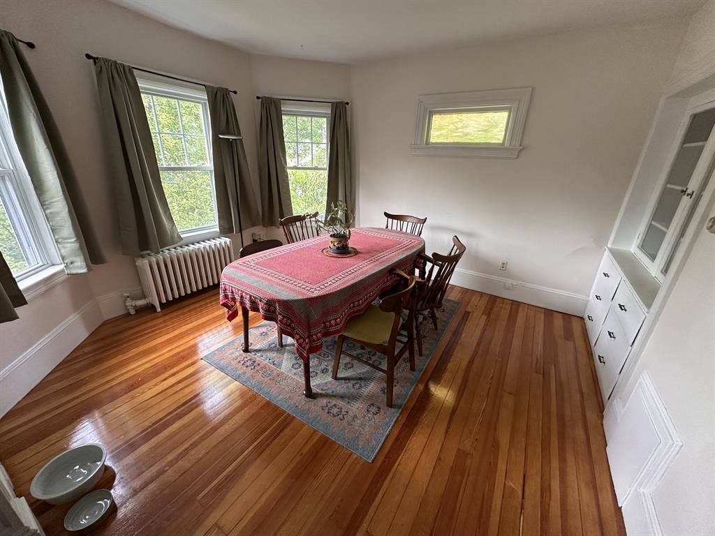 Large Sunlit Bedroom off Hope St