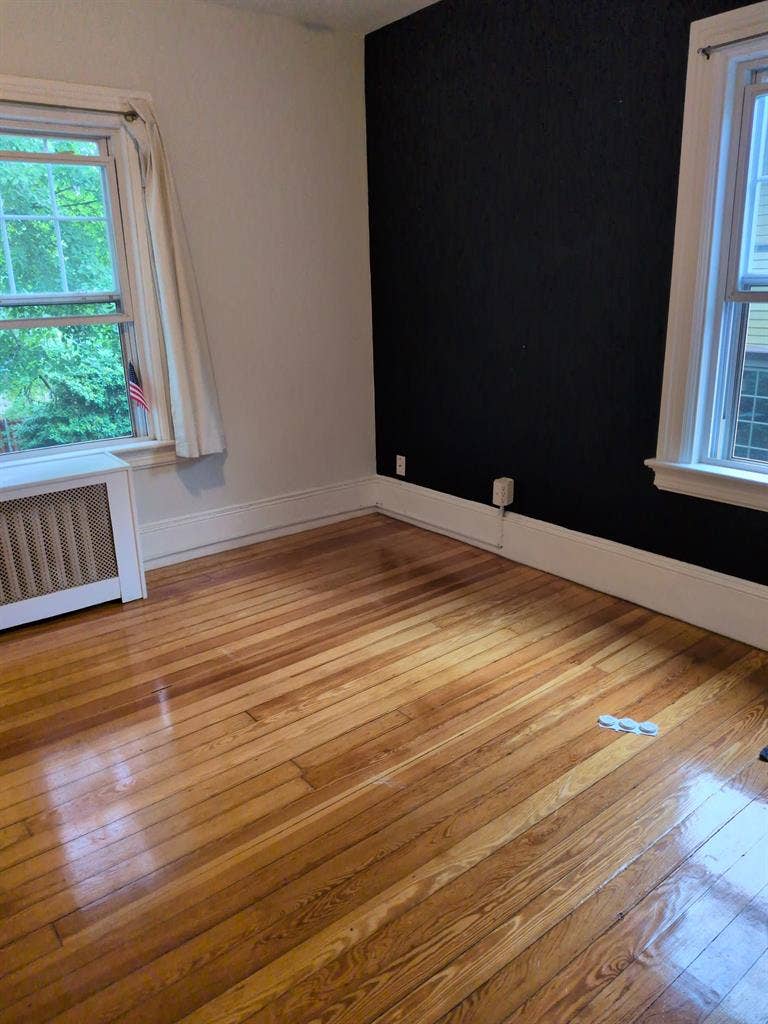 Large Sunlit Bedroom off Hope St