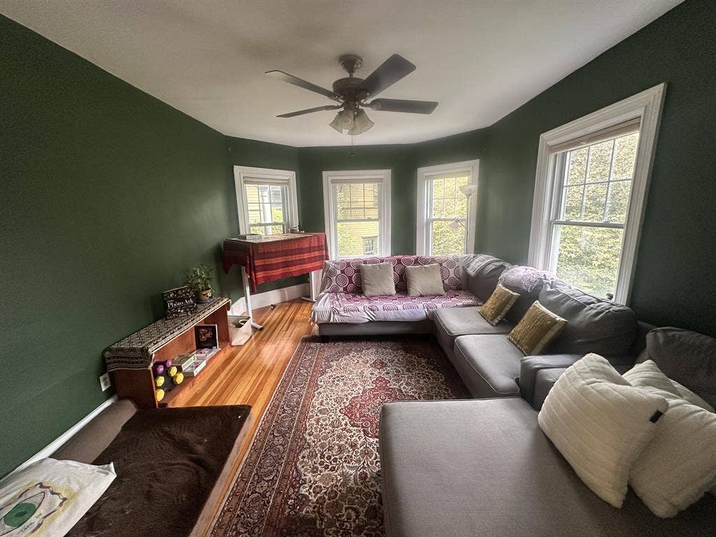 Large Sunlit Bedroom off Hope St