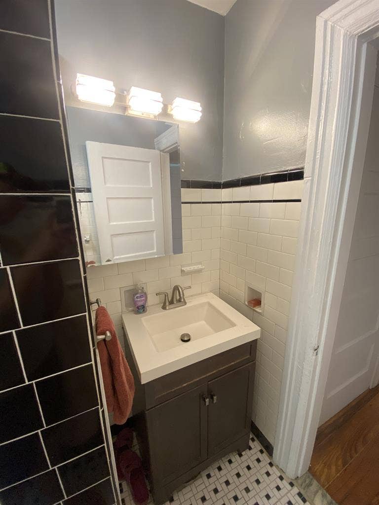Large Sunlit Bedroom off Hope St