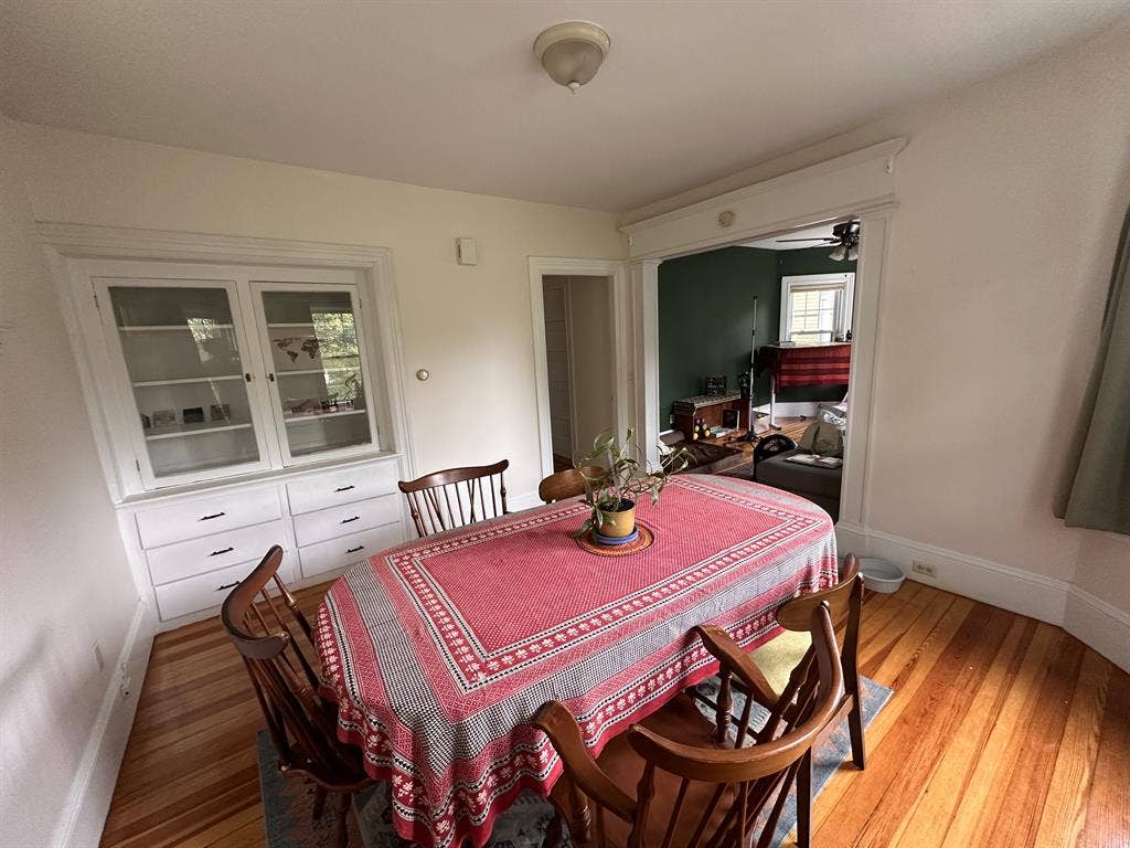 Large Sunlit Bedroom off Hope St