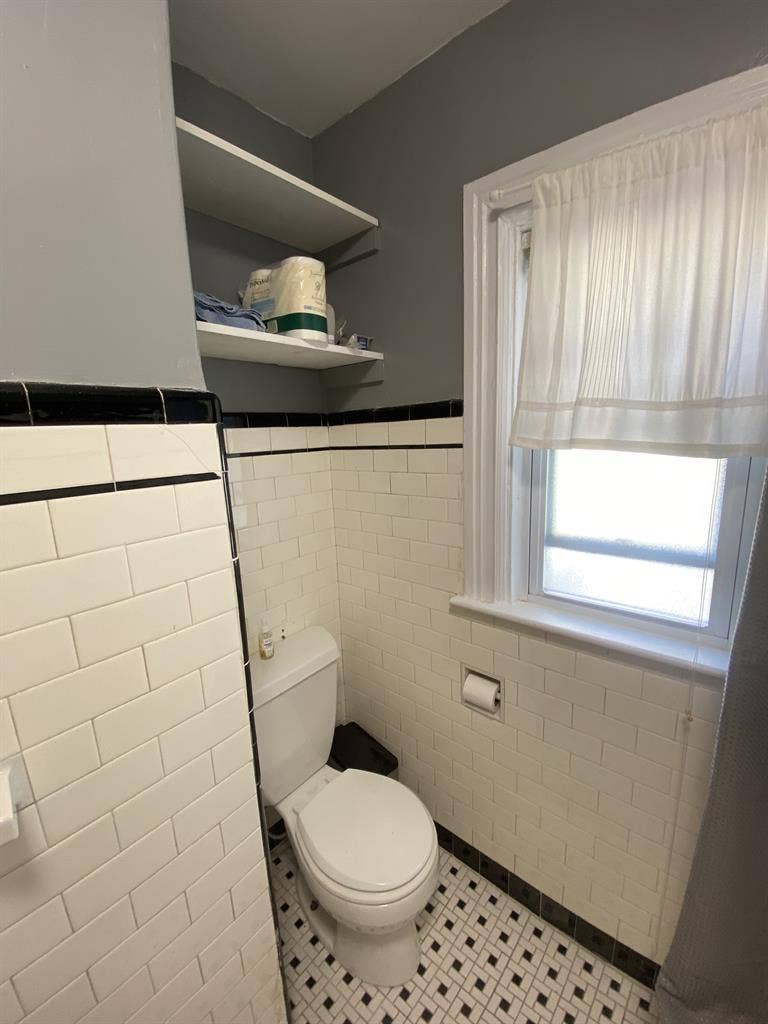 Large Sunlit Bedroom off Hope St