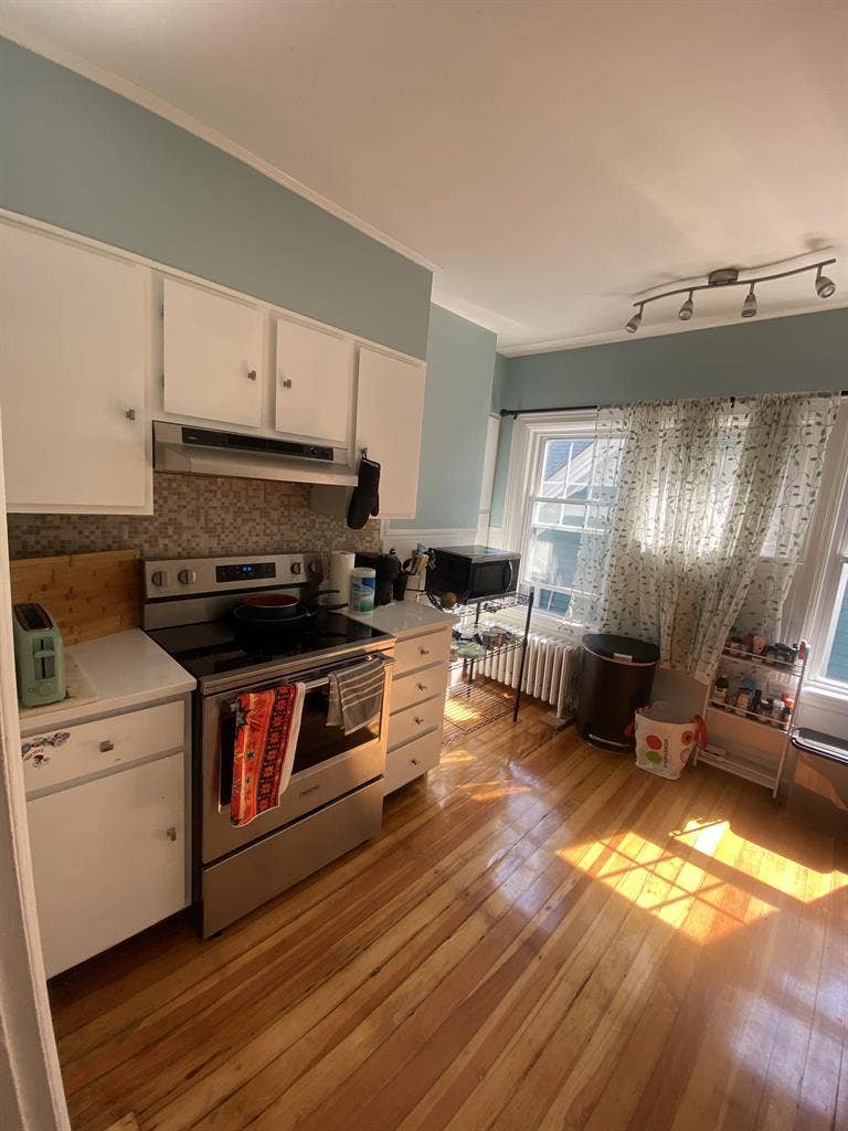 Large Sunlit Bedroom off Hope St