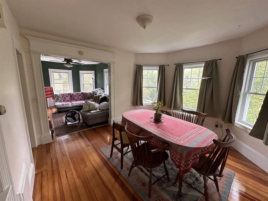 Large Sunlit Bedroom off Hope St