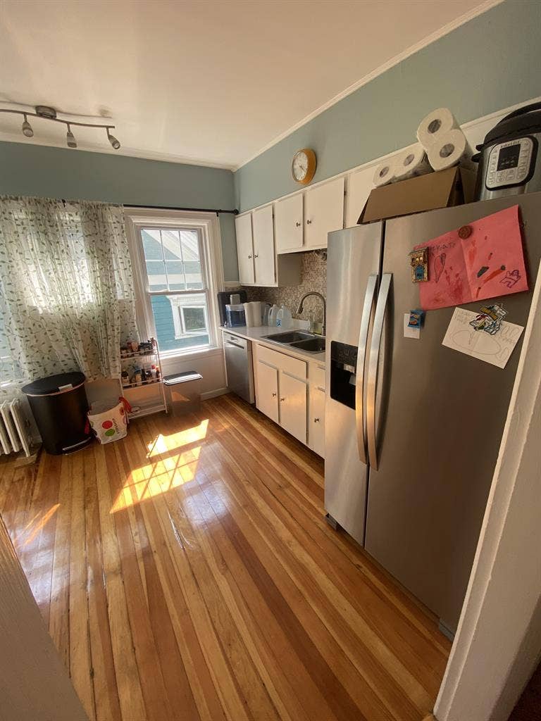 Large Sunlit Bedroom off Hope St