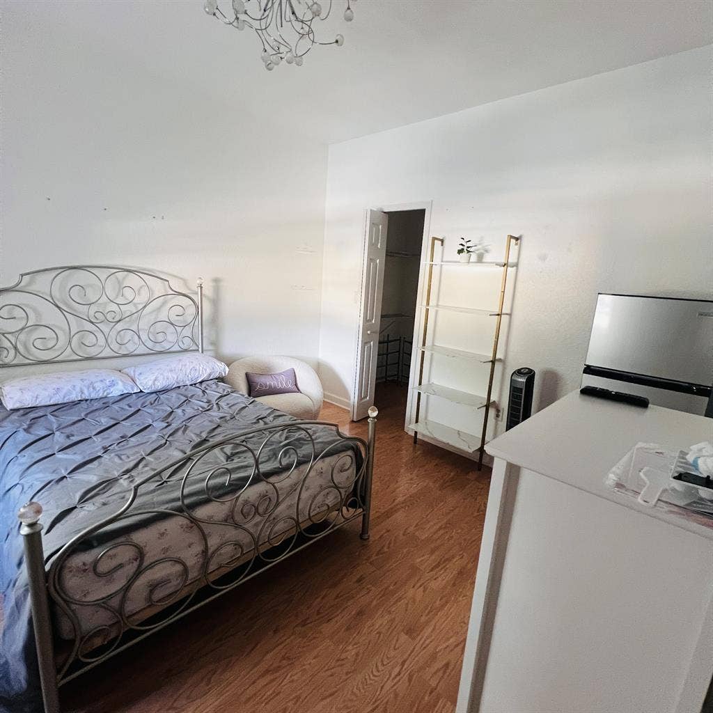 Cuarto amoblado en Doral