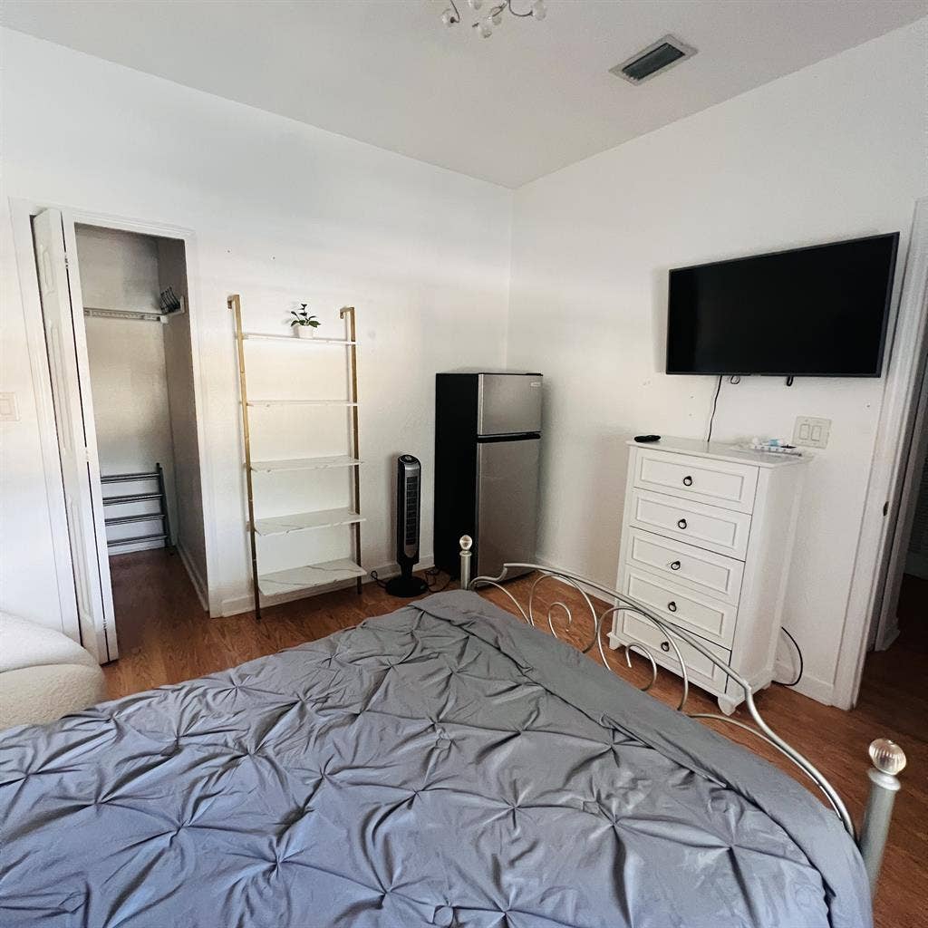 Cuarto amoblado en Doral