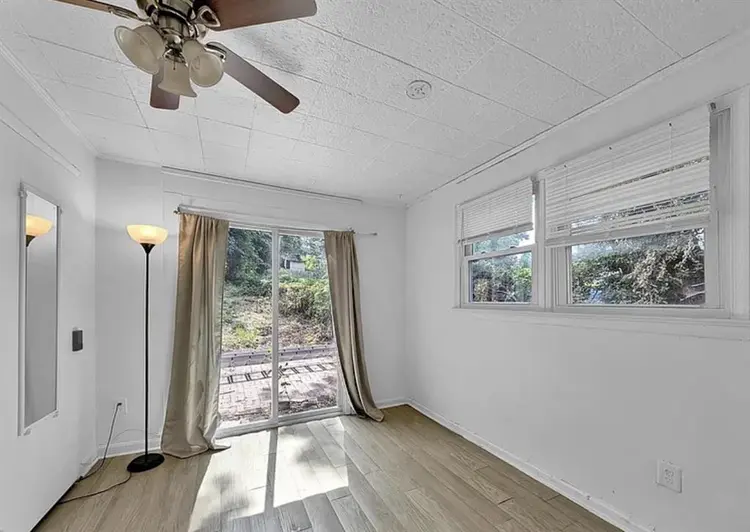 Student looking 4 roomate $490 room