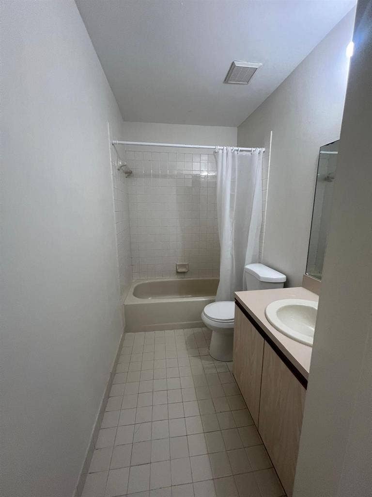 Spacious Townhome 88th & 136