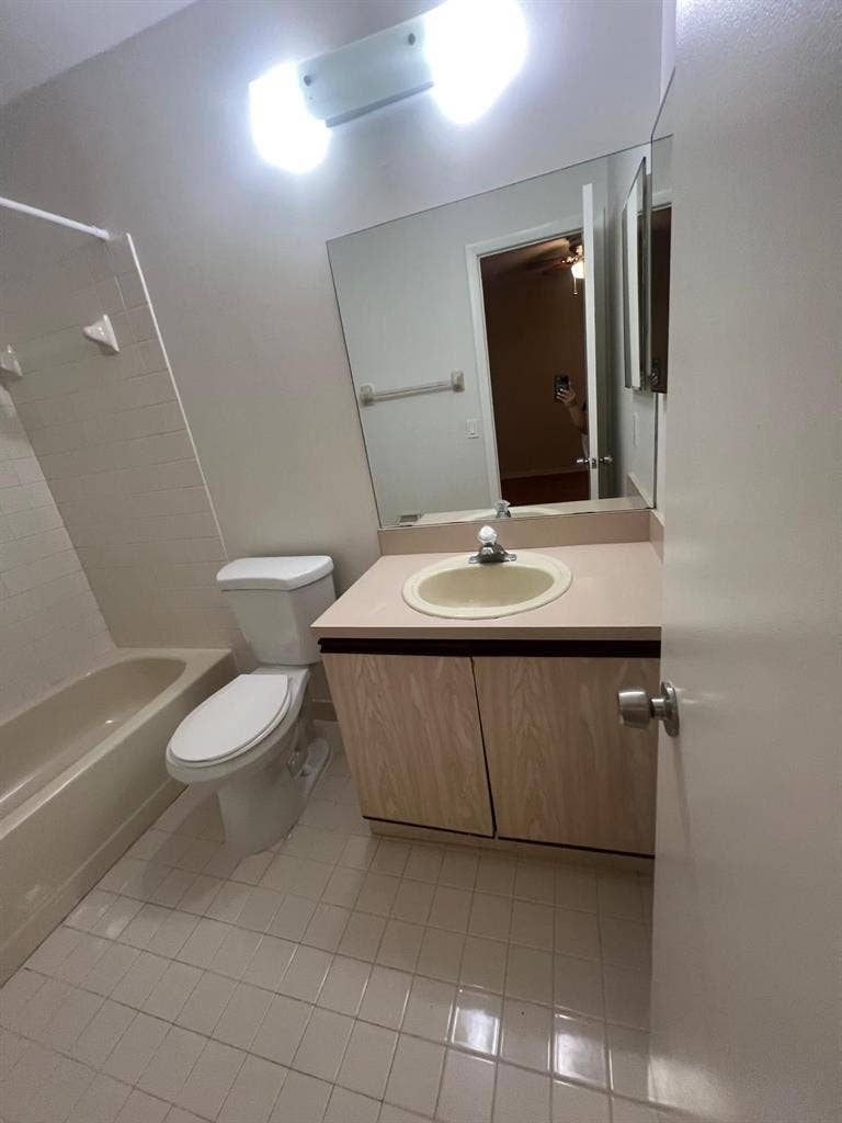 Spacious Townhome 88th & 136
