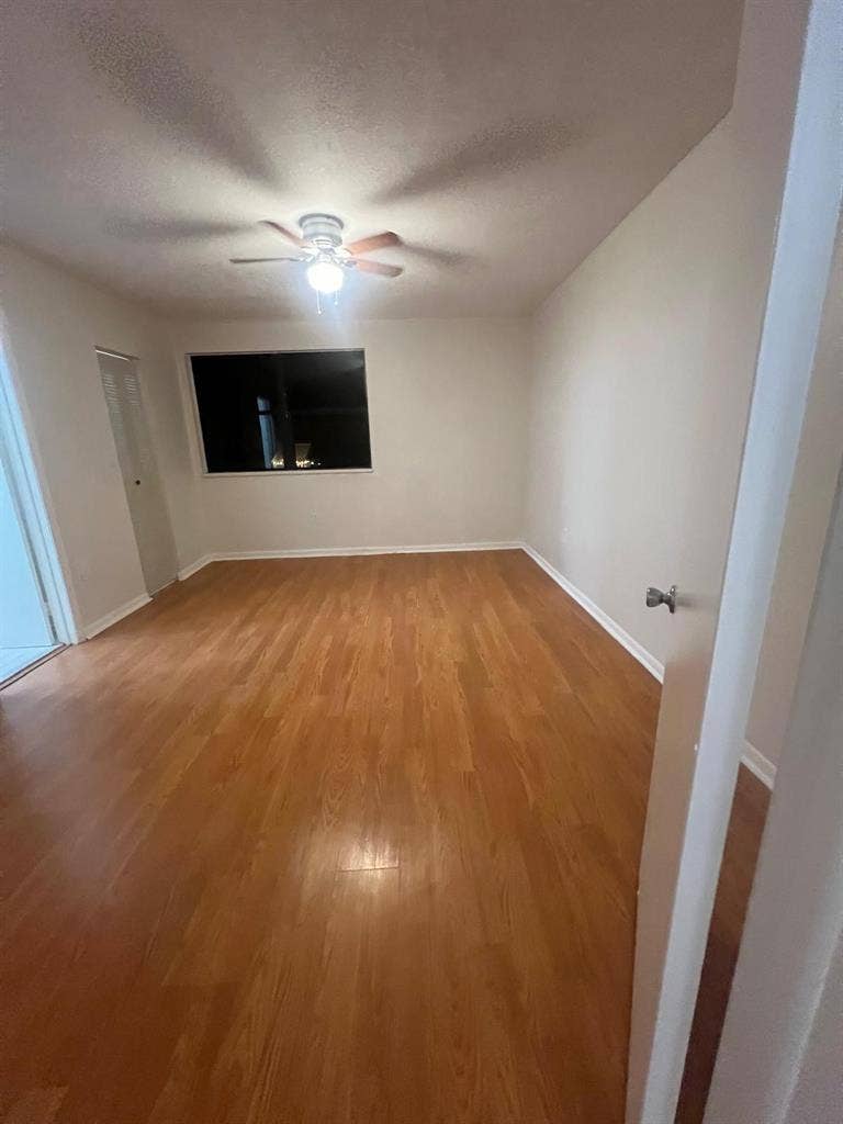 Spacious Townhome 88th & 136