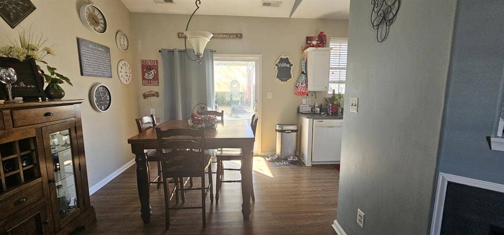 Private room & Small-town vibes
