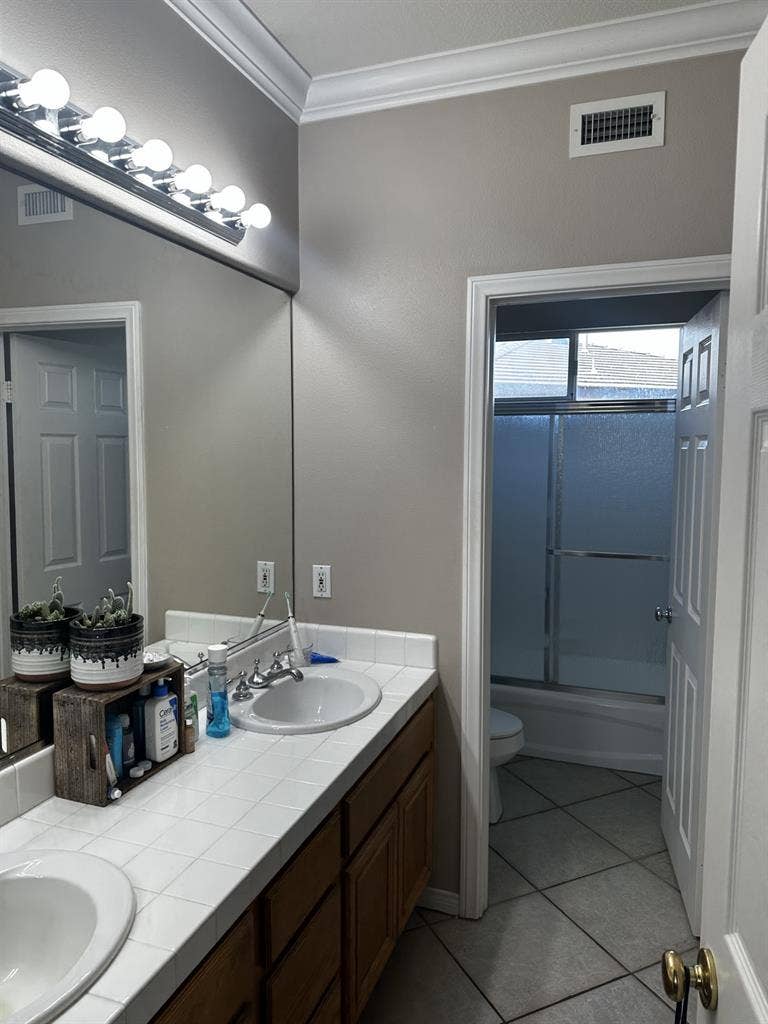 Single bedroom for rent