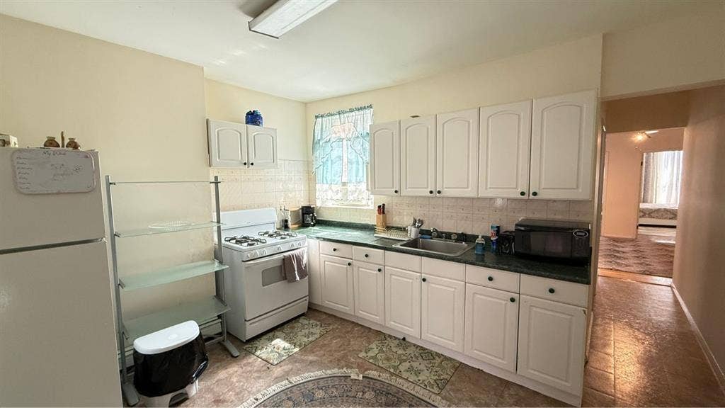 Bed space for men - Brooklyn
