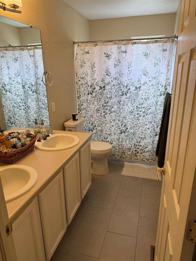 Furnished room with private bathroo