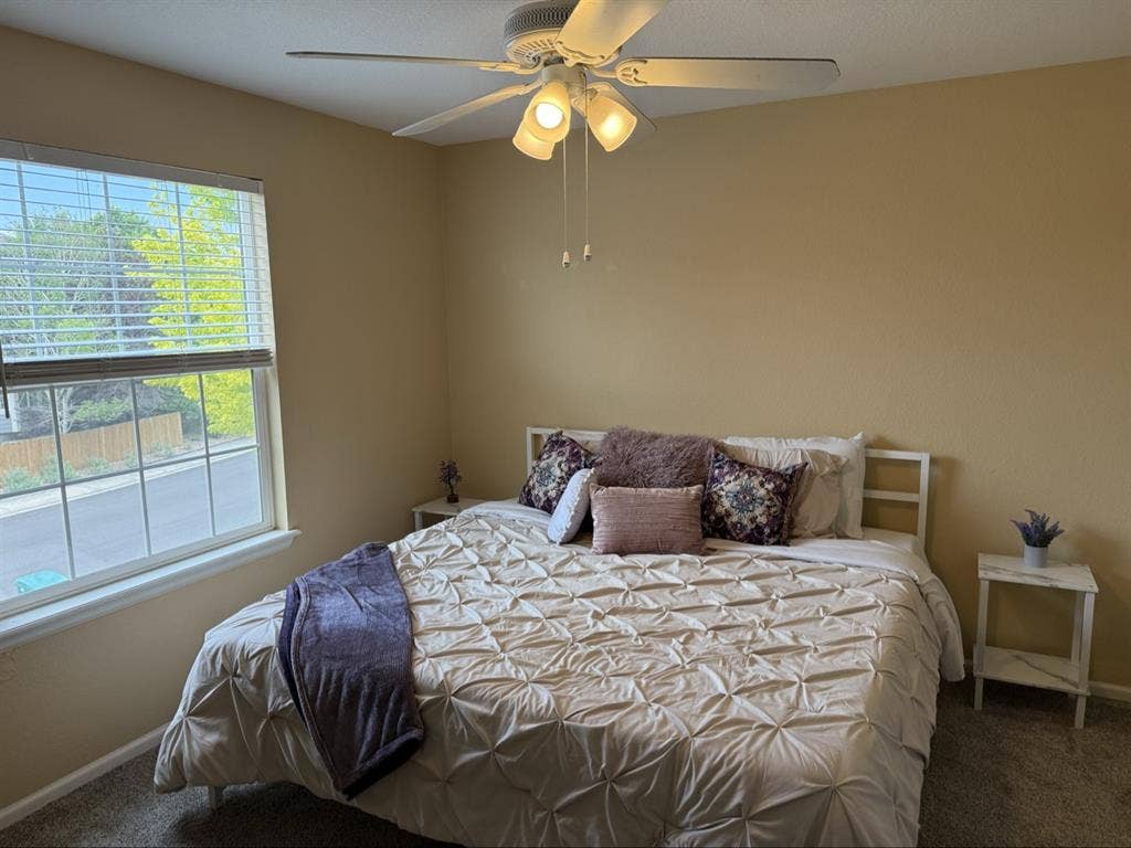 Furnished room with private bathroo