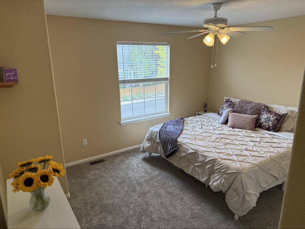 Furnished room with private bathroo