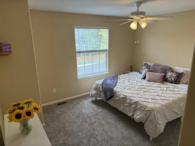Furnished room with private bathroo