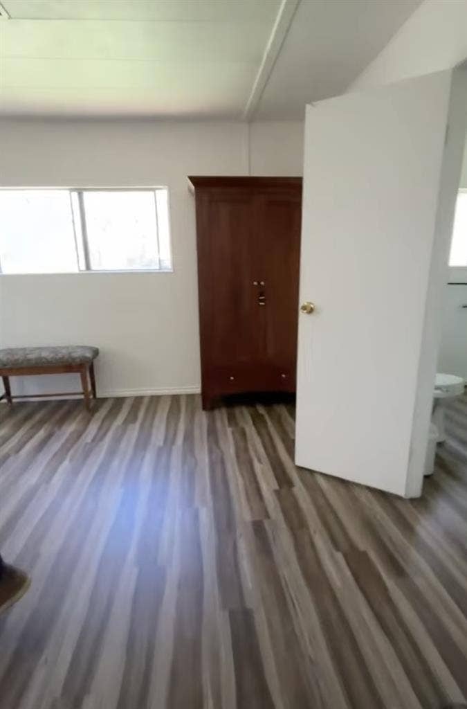 Private room w/ bathroom, 5 acres