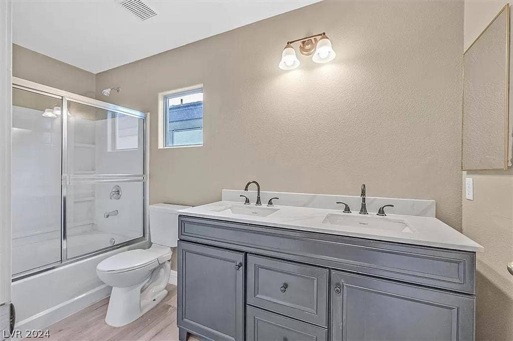 Private master bedroom