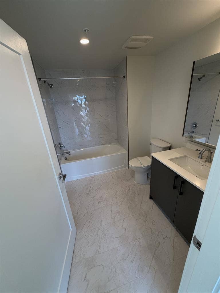 Highrise w/ En-suite Bathroomm
