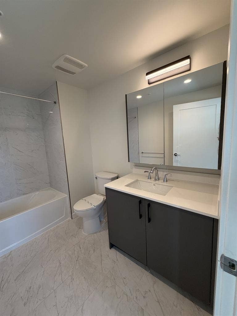 Highrise w/ En-suite Bathroomm