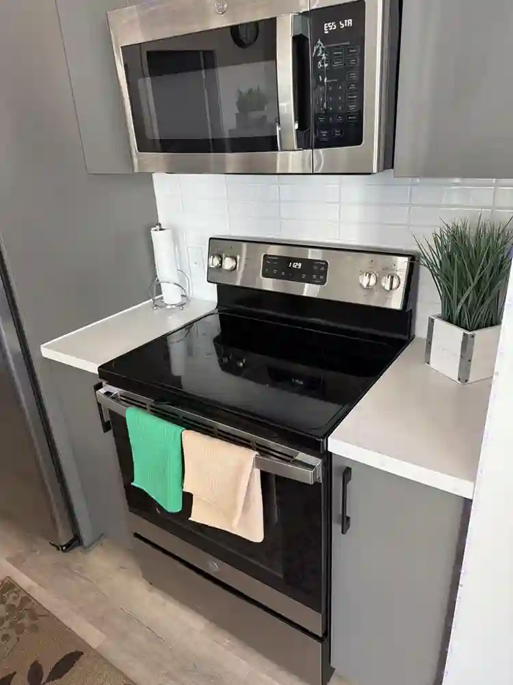 Highrise w/ En-suite Bathroom