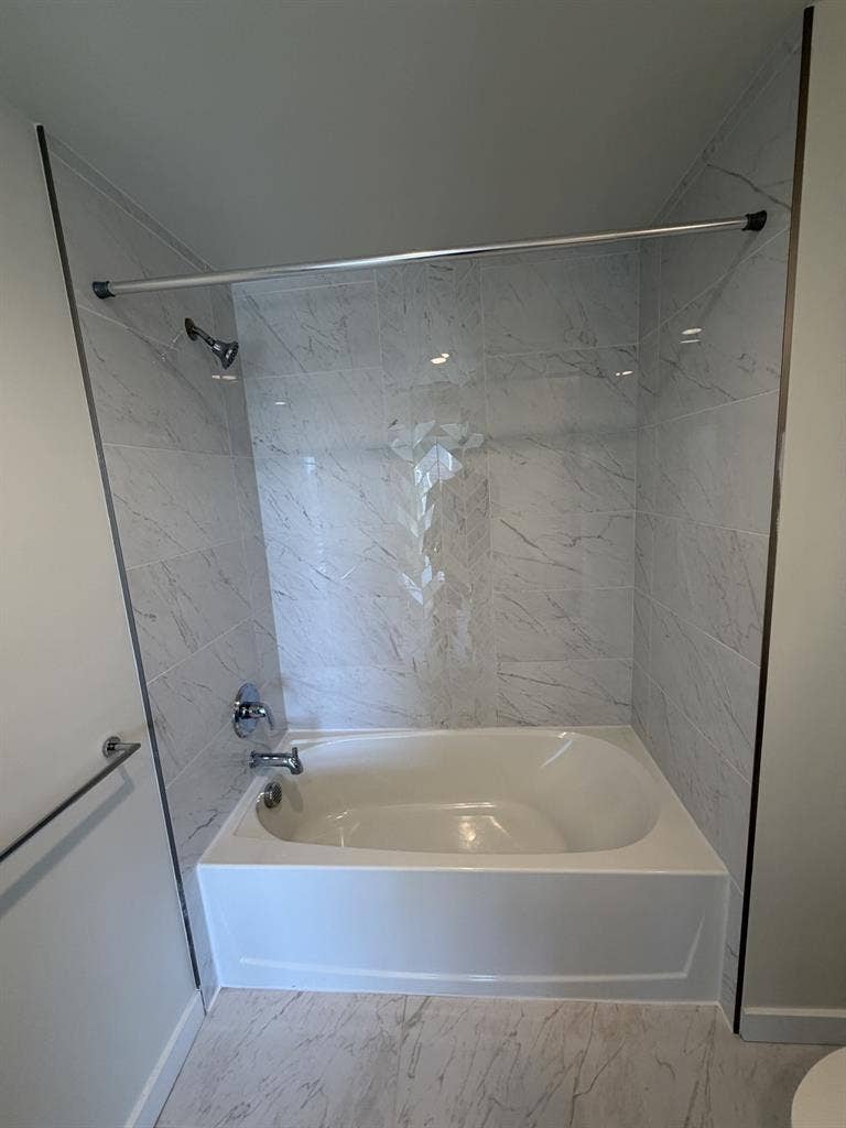 Highrise w/ En-suite Bathroomm