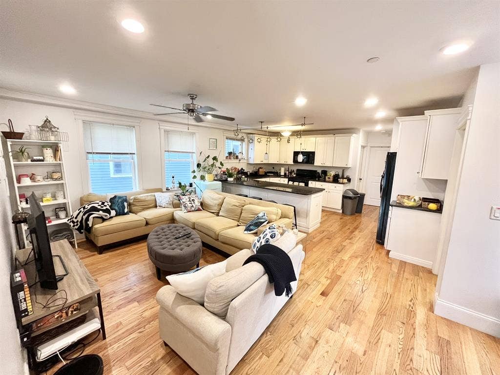 Big, New 5 bed, W/d, A/C, parking