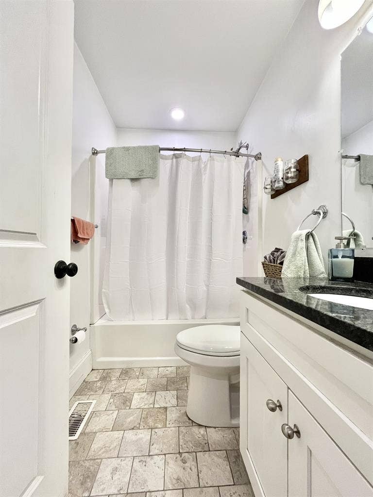 Big, New 5 bed, W/d, A/C, parking