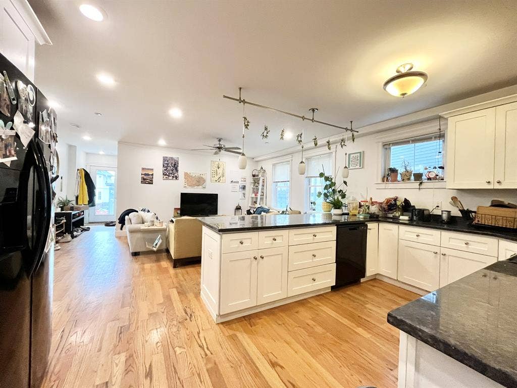 Big, New 5 bed, W/d, A/C, parking