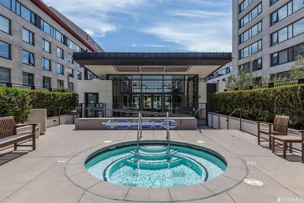 Nr SF Caltrain - Master Bed & Bath
