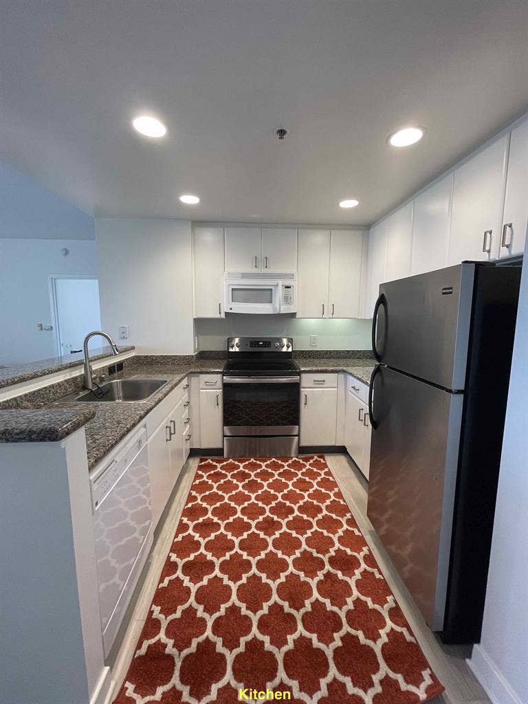 Nr SF Caltrain - Master Bed & Bath