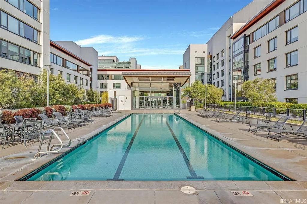 Nr SF Caltrain - Master Bed & Bath