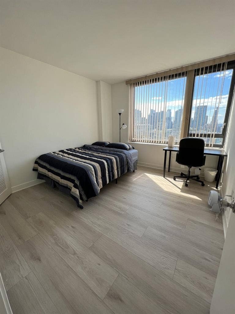 Nr SF Caltrain - Master Bed & Bath
