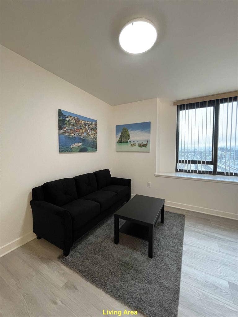 Nr SF Caltrain - Master Bed & Bath