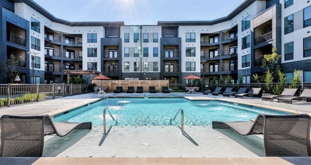 Looking for a roomie:)