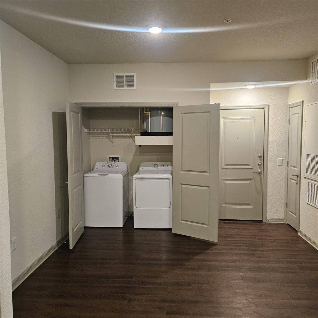 Looking for Roommate