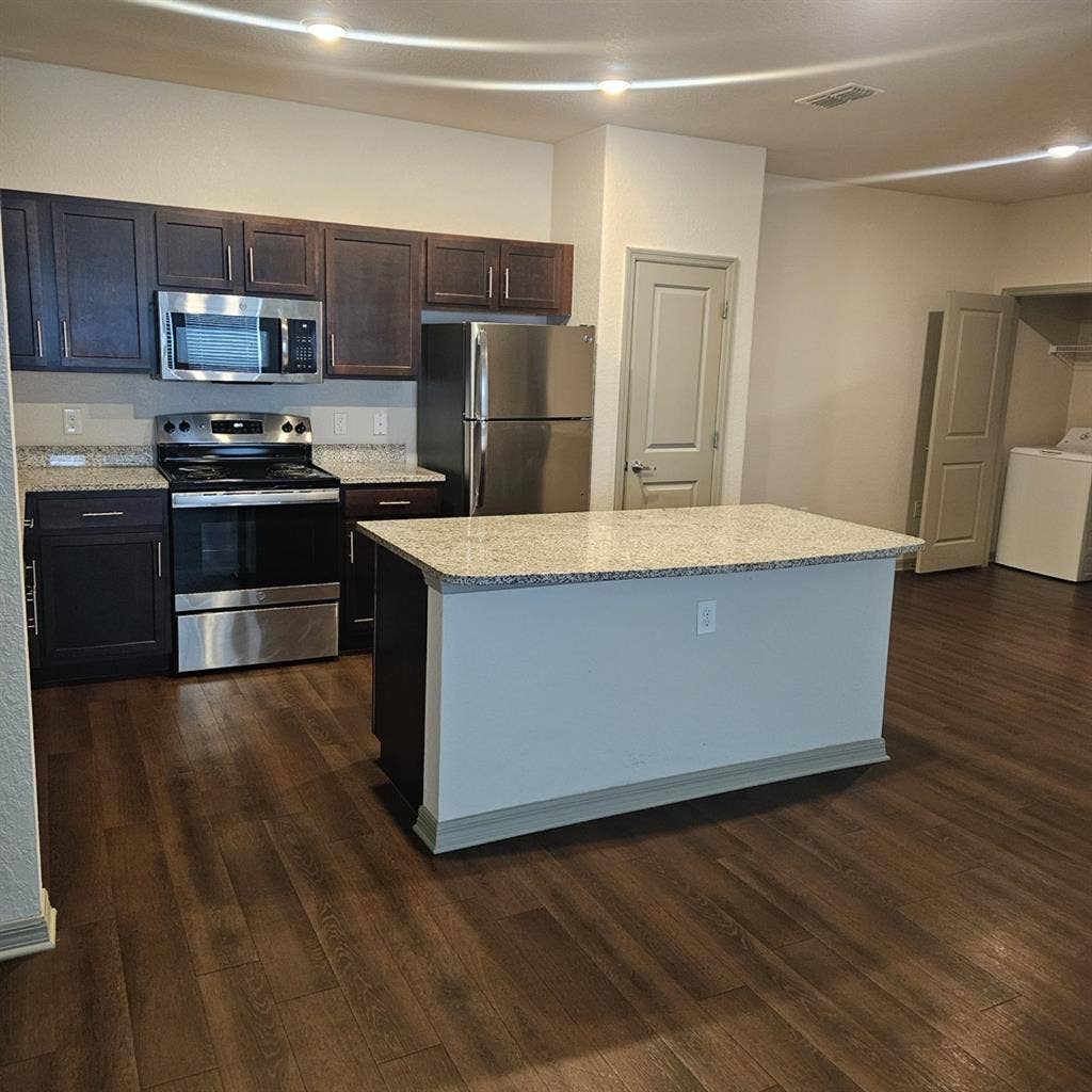 Looking for Roommate