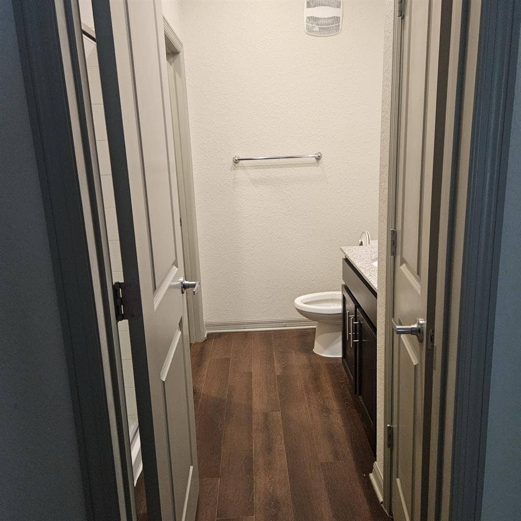 Looking for Roommate