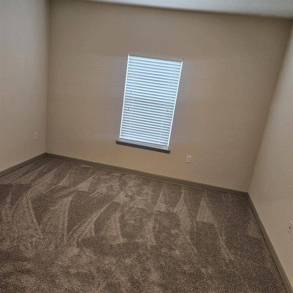 Looking for Roommate