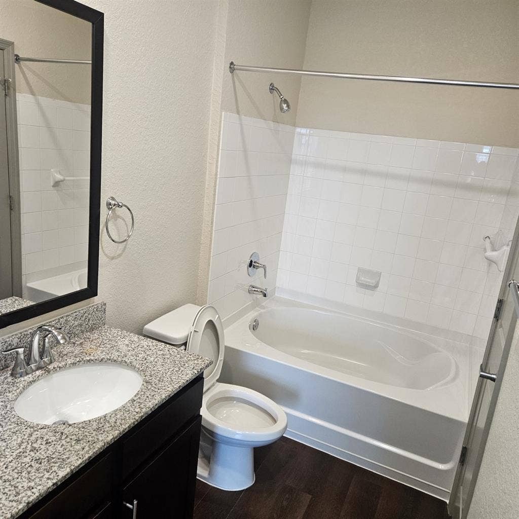 Looking for Roommate