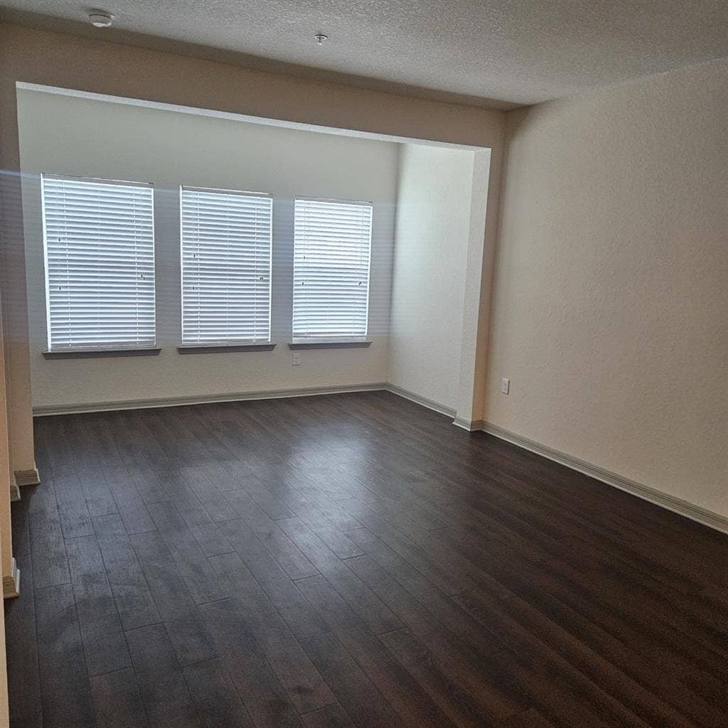 Looking for Roommate
