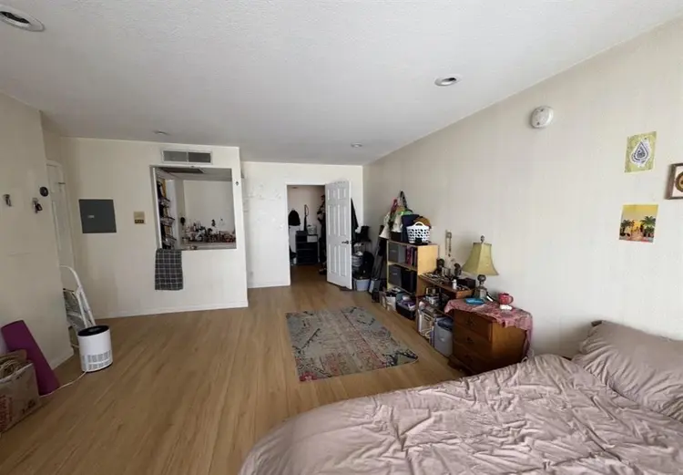 ISO female roomate for MASTER bed