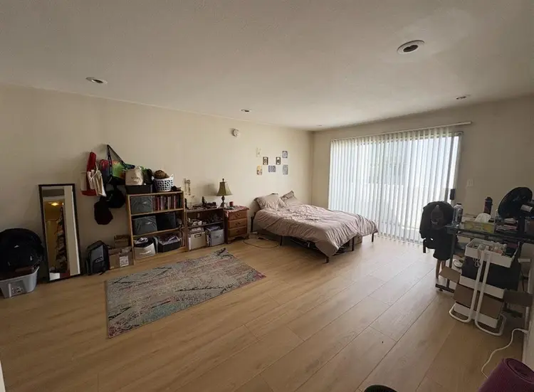 ISO female roomate for MASTER bed