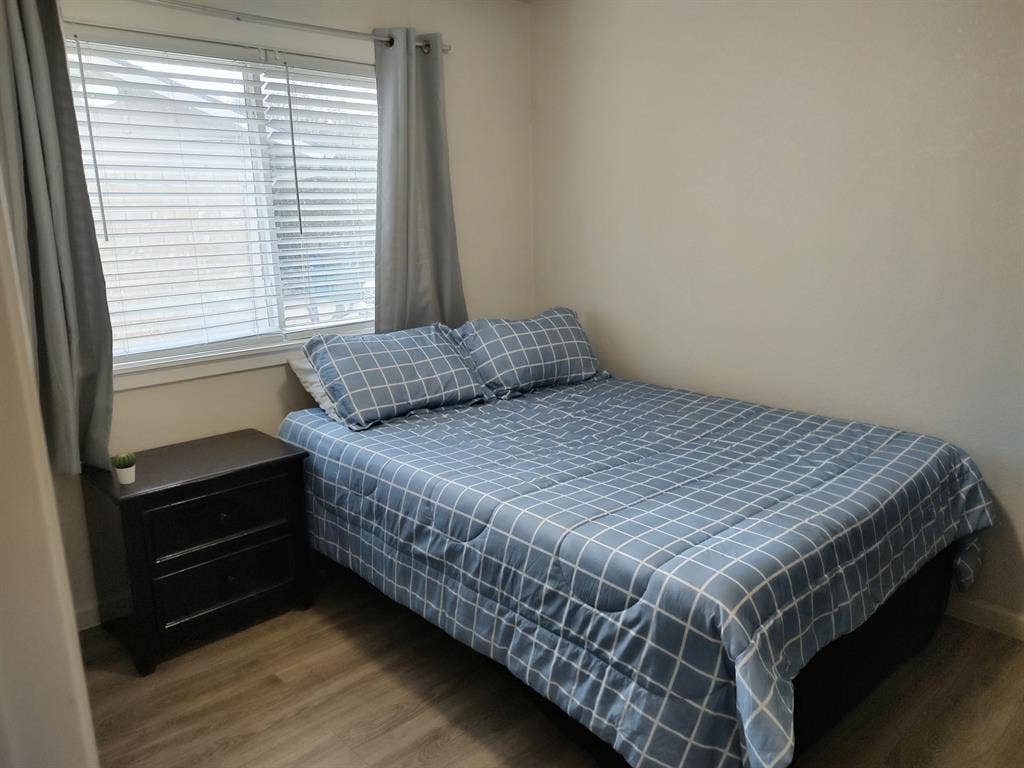 Private cozy room in Carrollton!