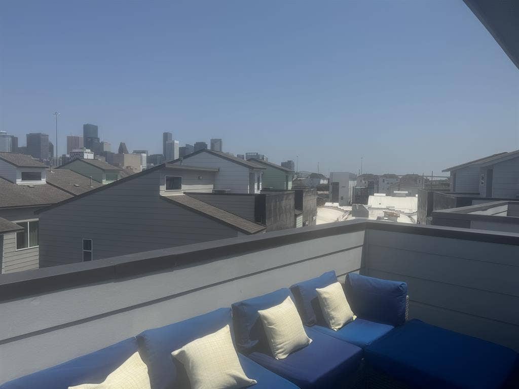 Luxury King Suite/Gated Community